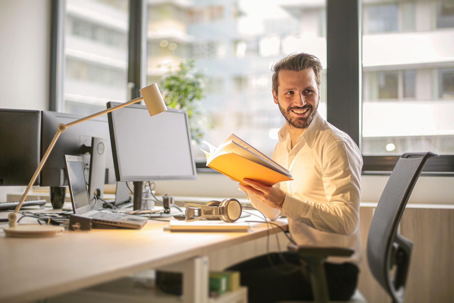 Lächelnder Mann im Büro